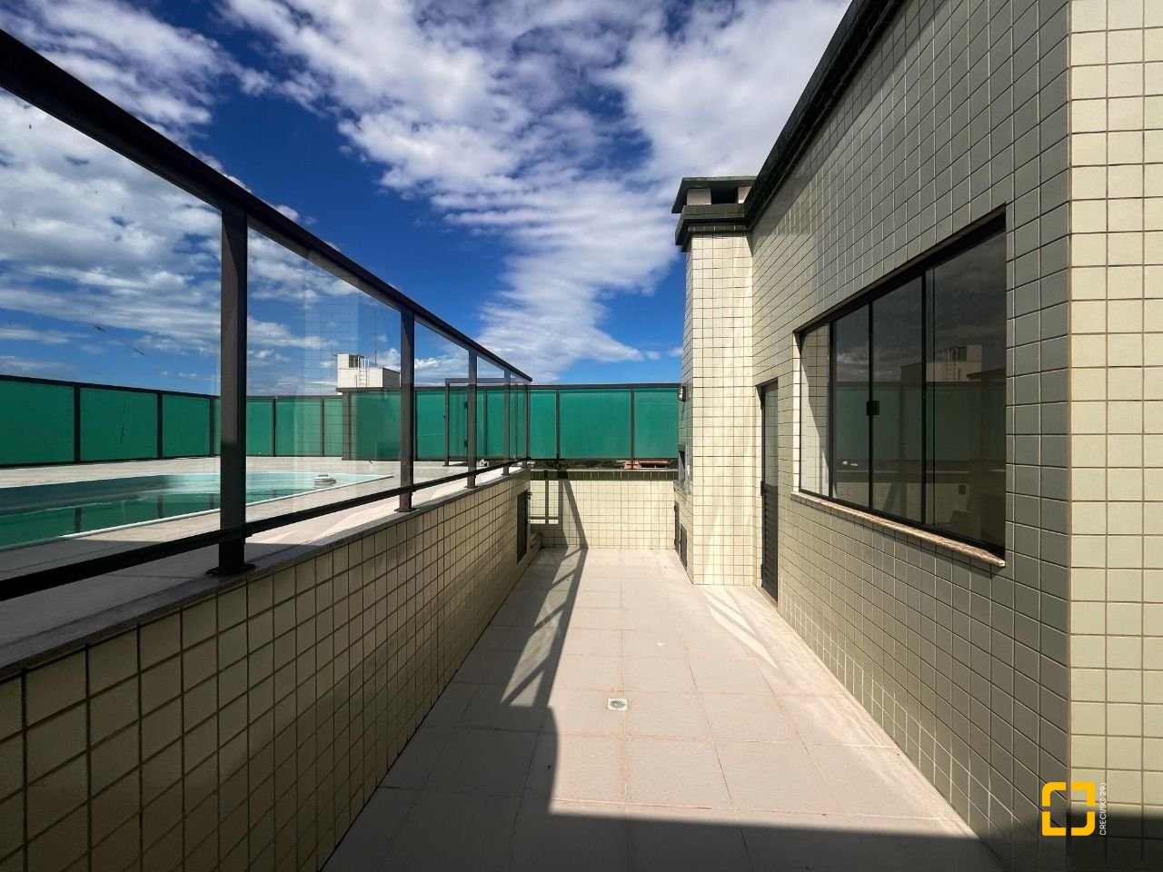 Cobertura com 170m², 3 quartos (sendo 1 suíte), 2 garagens, no bairro Carvoeira em Florianópolis