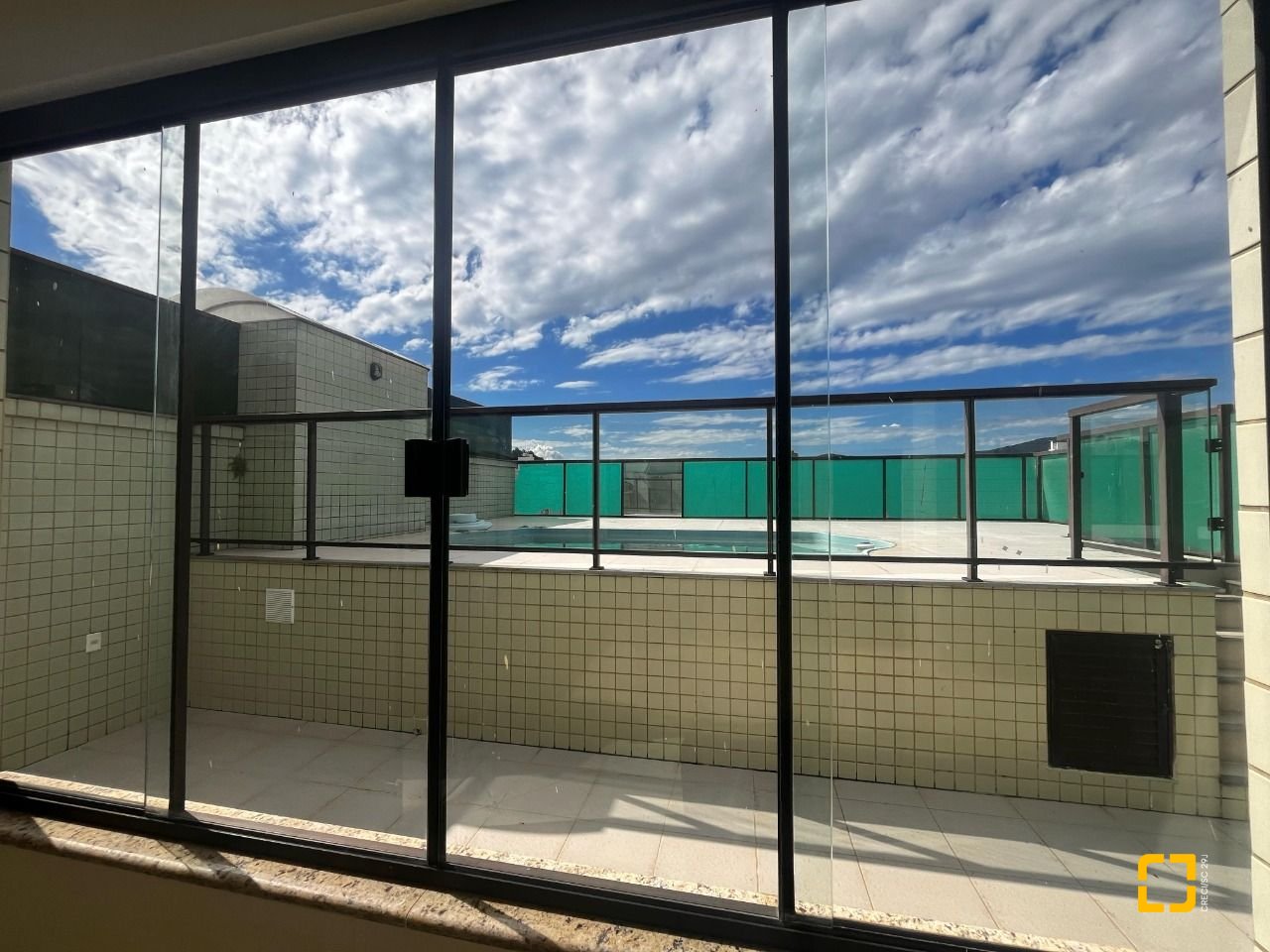 Cobertura com 170m², 3 quartos (sendo 1 suíte), 2 garagens, no bairro Carvoeira em Florianópolis