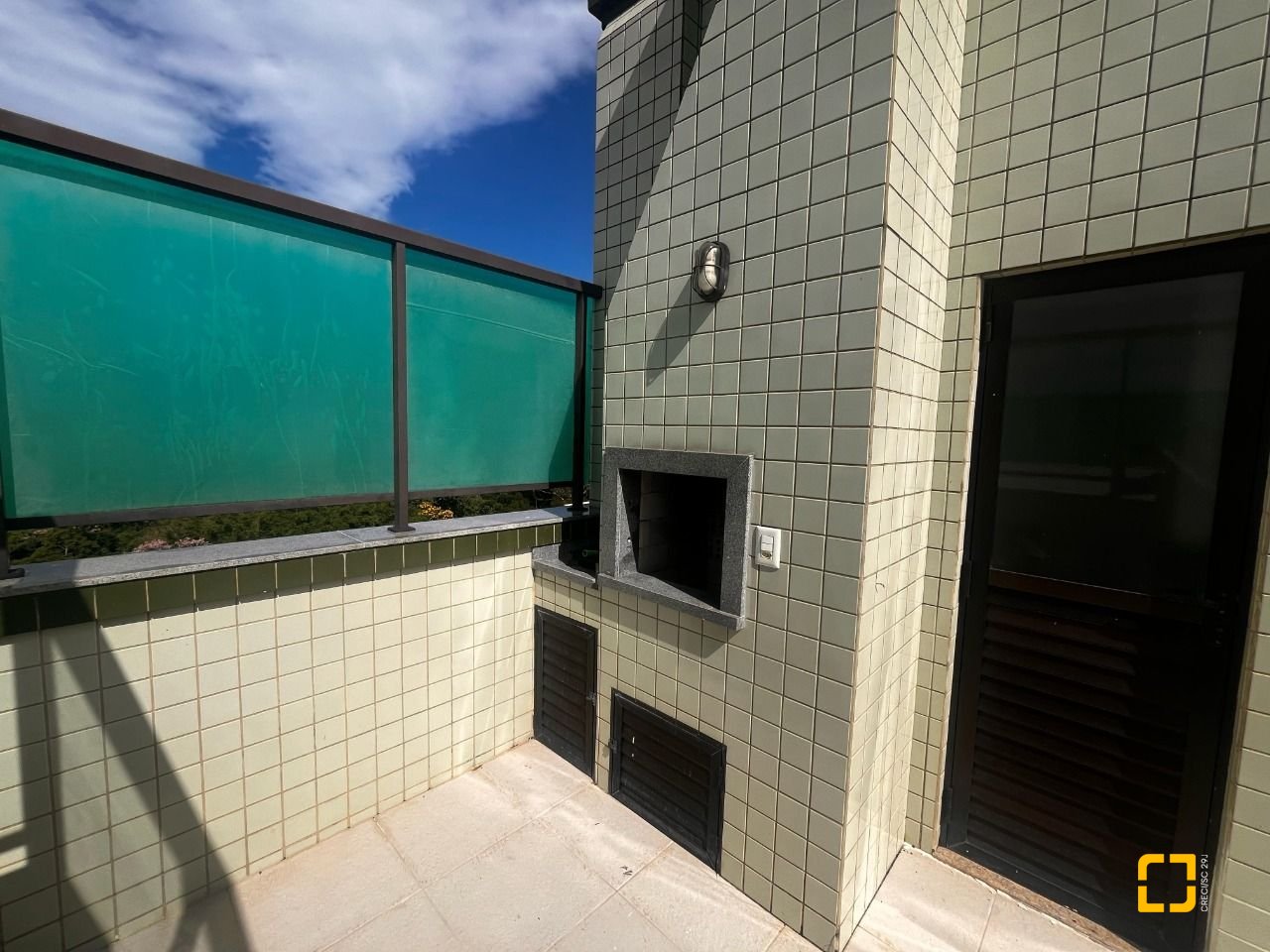 Cobertura com 170m², 3 quartos (sendo 1 suíte), 2 garagens, no bairro Carvoeira em Florianópolis