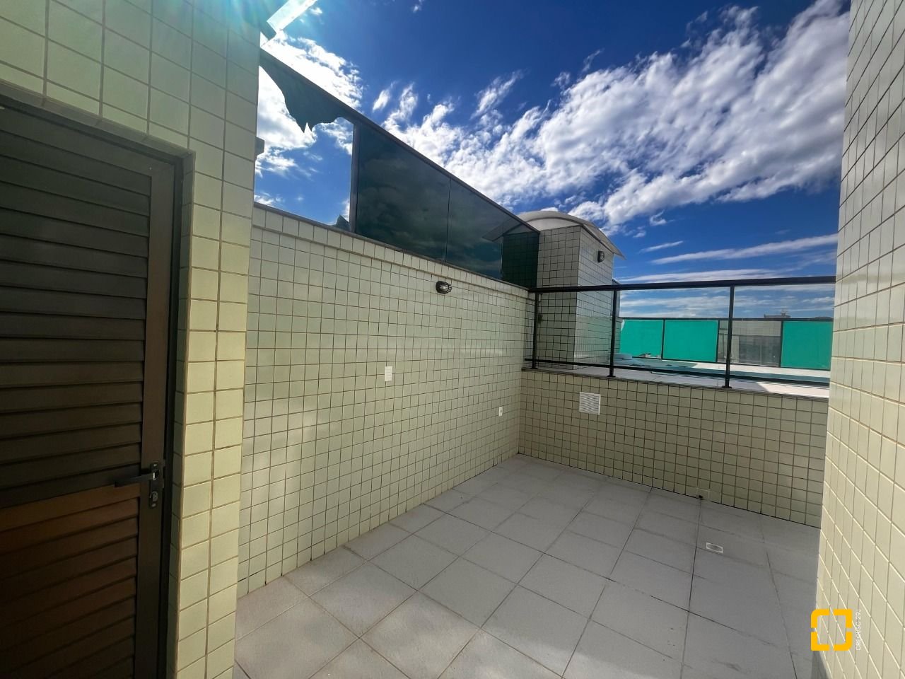 Cobertura com 170m², 3 quartos (sendo 1 suíte), 2 garagens, no bairro Carvoeira em Florianópolis