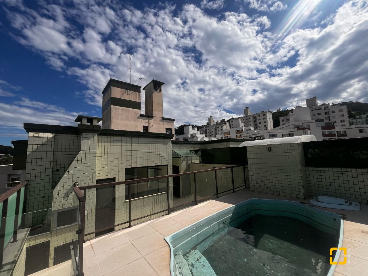 Cobertura com 170m², 3 quartos (sendo 1 suíte), 2 garagens, no bairro Carvoeira em Florianópolis