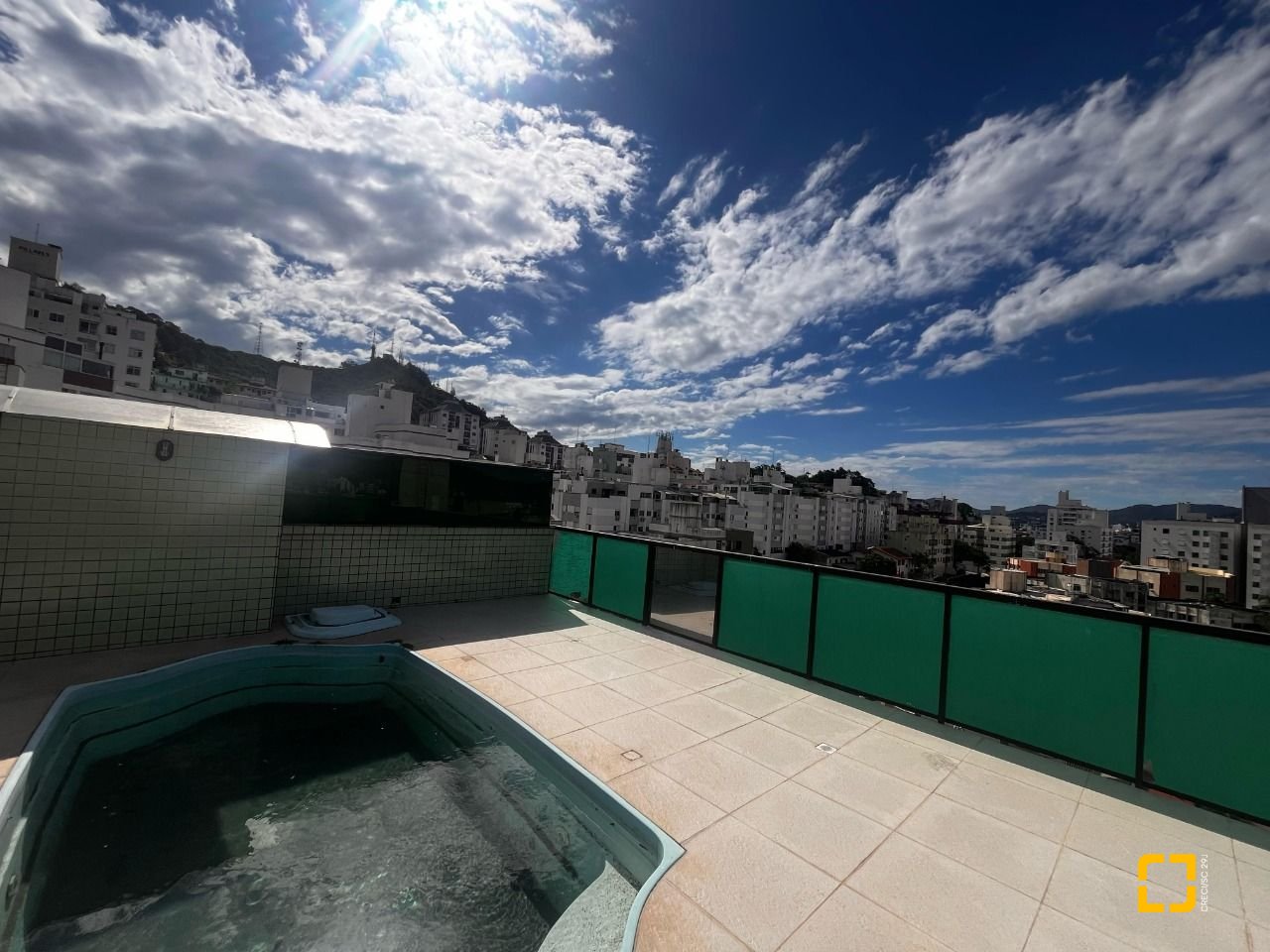 Cobertura com 170m², 3 quartos (sendo 1 suíte), 2 garagens, no bairro Carvoeira em Florianópolis