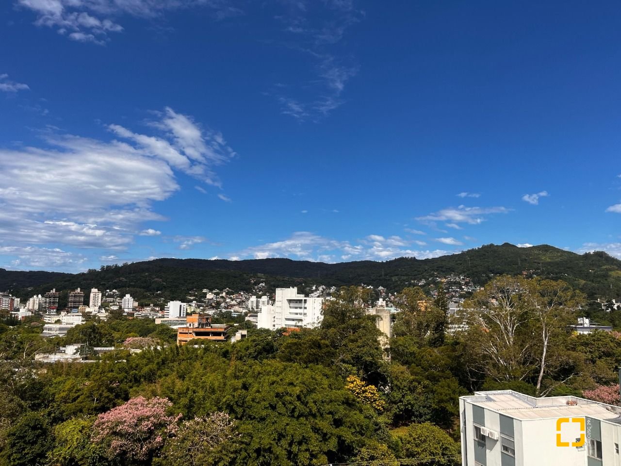 Cobertura com 170m², 3 quartos (sendo 1 suíte), 2 garagens, no bairro Carvoeira em Florianópolis