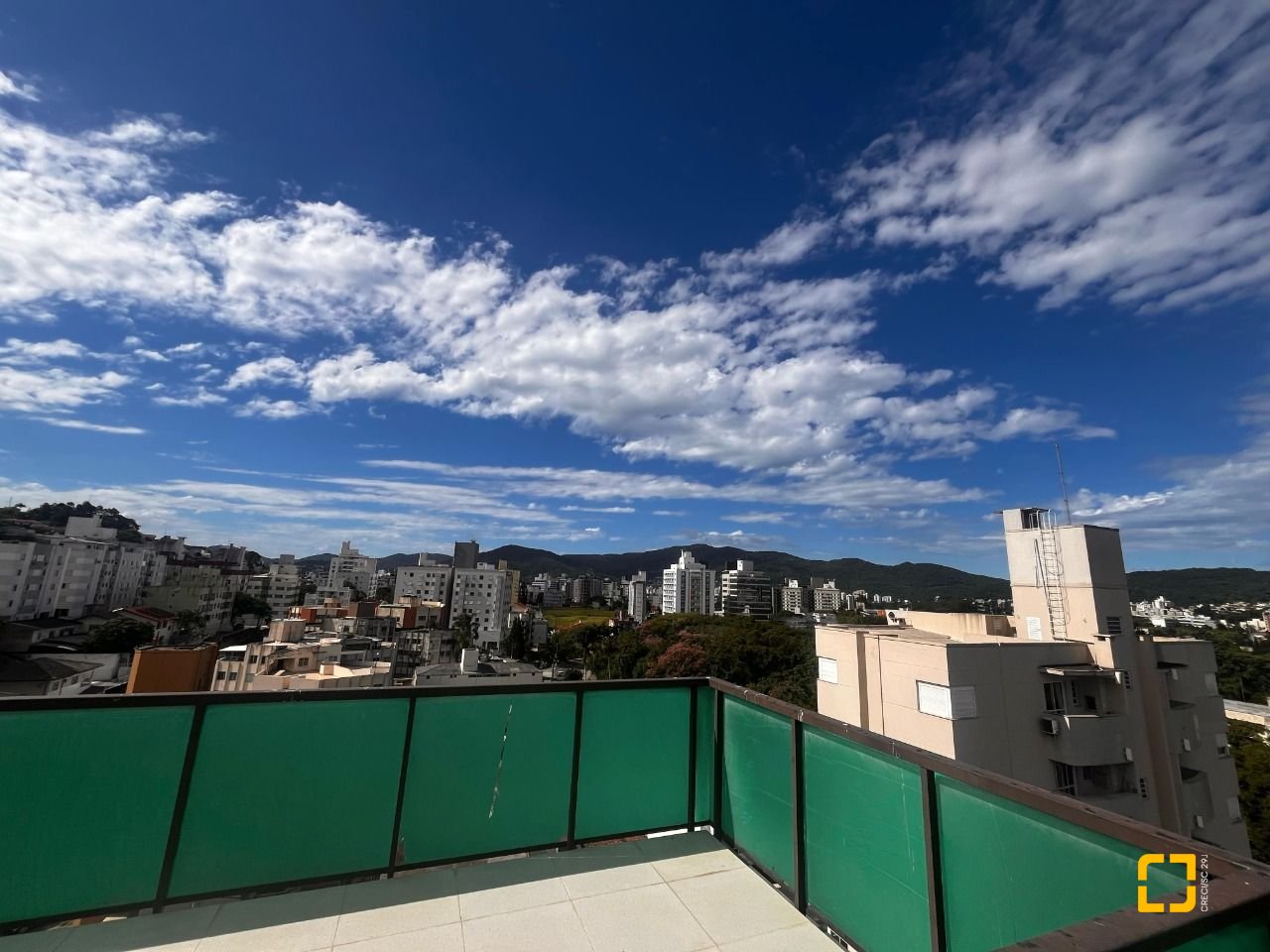 Cobertura com 170m², 3 quartos (sendo 1 suíte), 2 garagens, no bairro Carvoeira em Florianópolis
