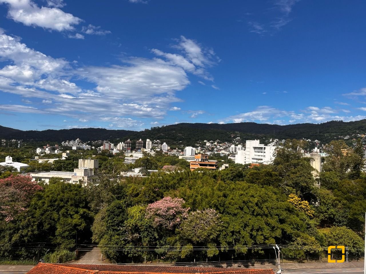 Cobertura com 170m², 3 quartos (sendo 1 suíte), 2 garagens, no bairro Carvoeira em Florianópolis