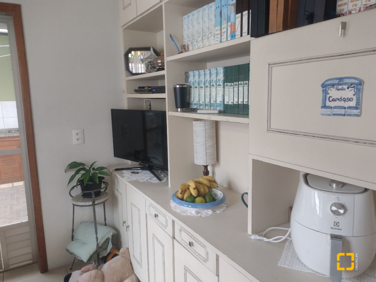 Casa com 140m², 4 quartos (sendo 1 suíte), 3 garagens, no bairro Trindade em Florianópolis