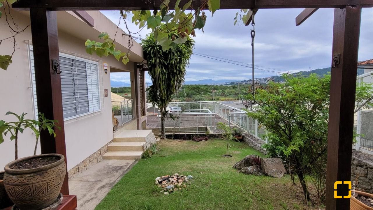 Casa com 110m², 3 quartos, 2 garagens, no bairro Saco dos Limões em Florianópolis