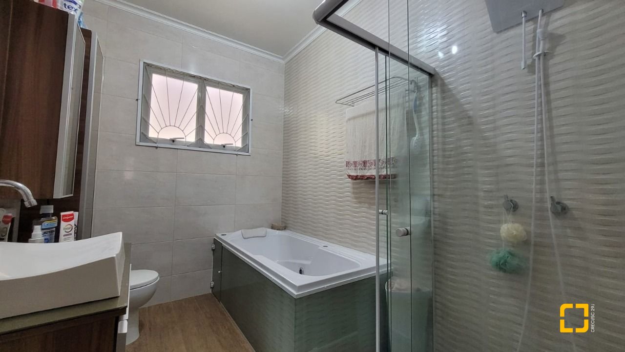Casa com 110m², 3 quartos, 2 garagens, no bairro Saco dos Limões em Florianópolis