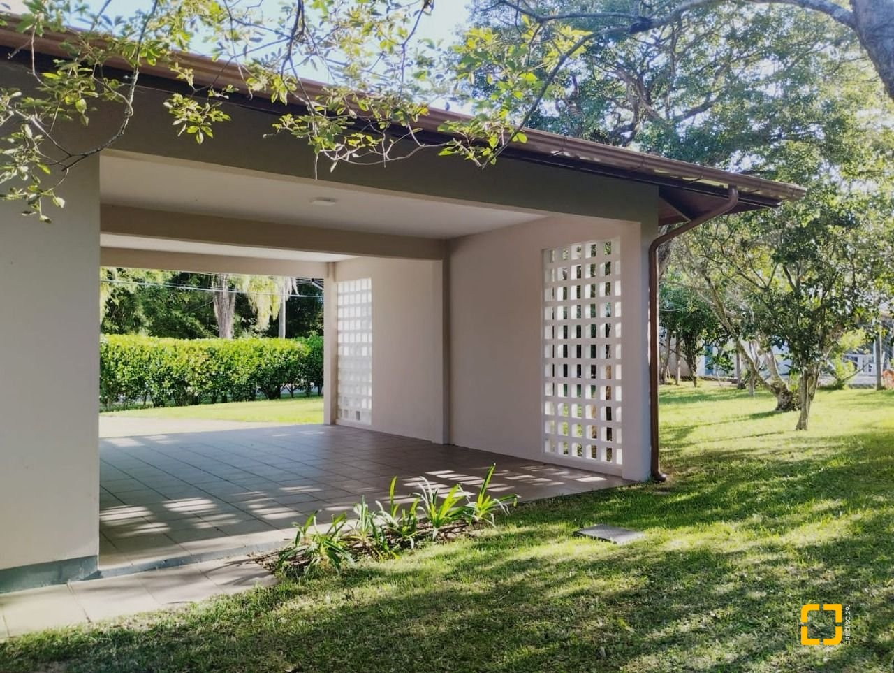 Casa de Condomínio com 735m², 4 quartos (sendo 1 suíte), 5 garagens, no bairro Ponta das Canas em Florianópolis