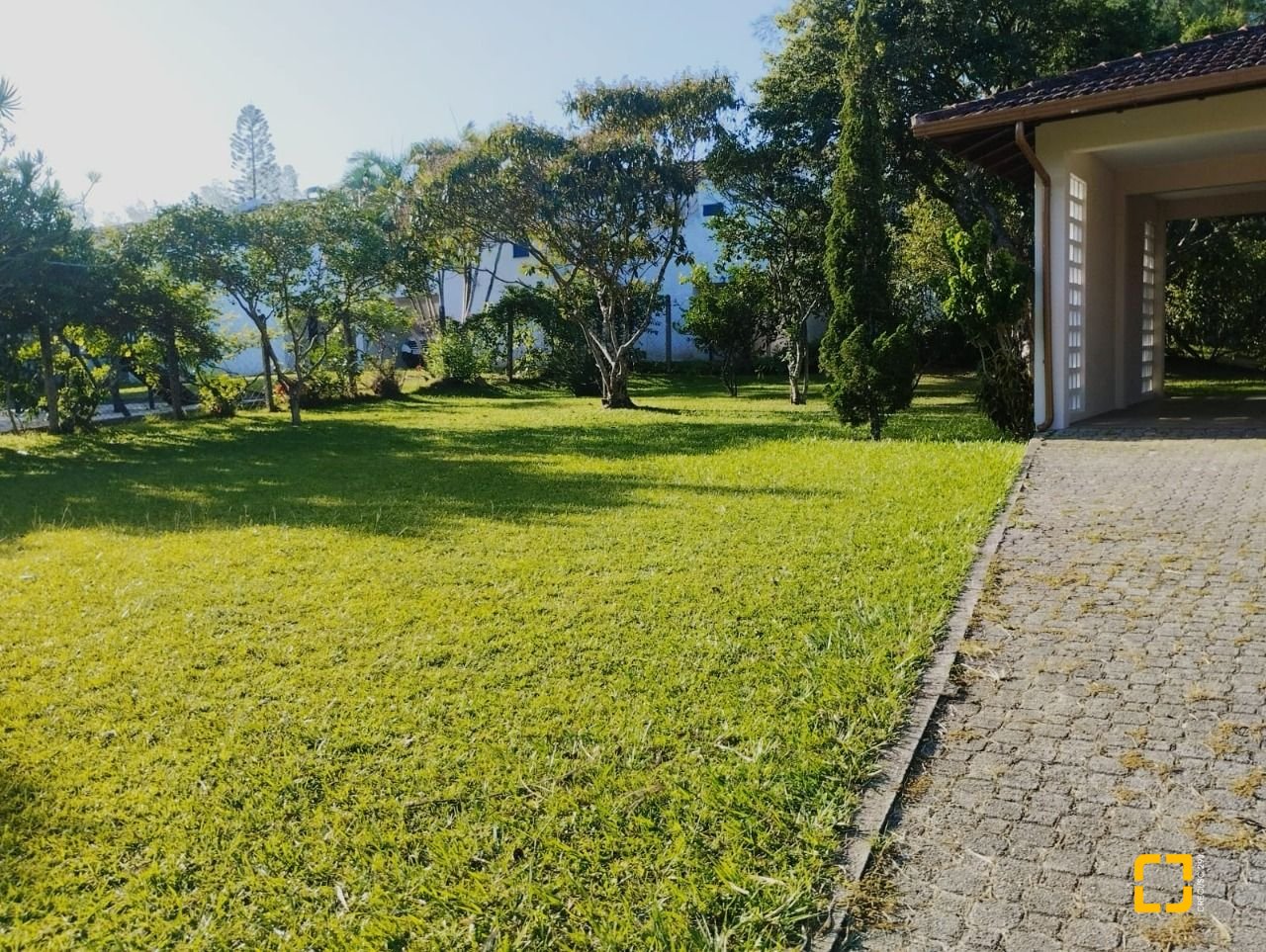 Casa de Condomínio com 735m², 4 quartos (sendo 1 suíte), 5 garagens, no bairro Ponta das Canas em Florianópolis
