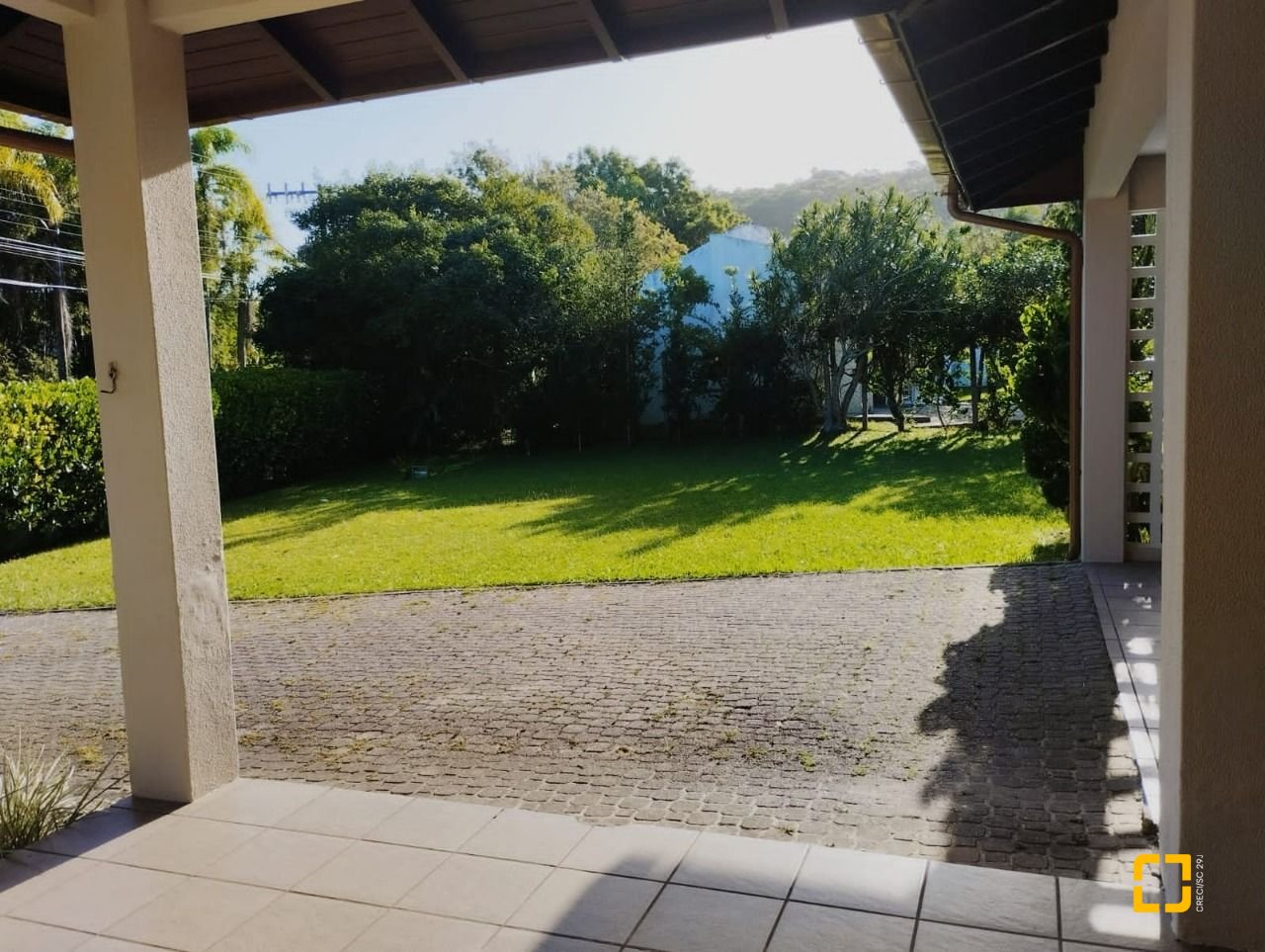 Casa de Condomínio com 735m², 4 quartos (sendo 1 suíte), 5 garagens, no bairro Ponta das Canas em Florianópolis