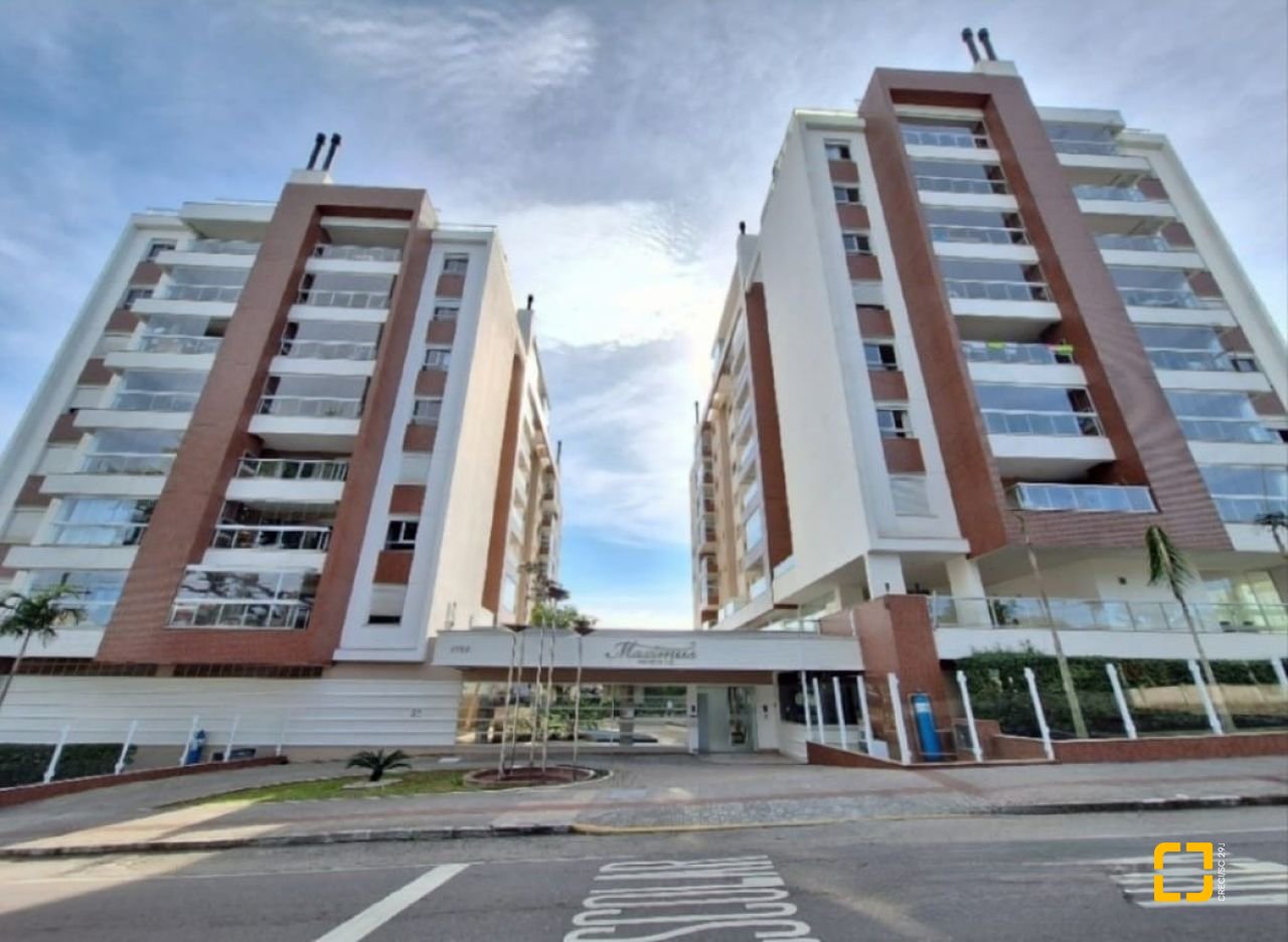 Apartamento com 94m², 4 quartos (sendo 1 suíte), 2 garagens, no bairro Capoeiras em Florianópolis