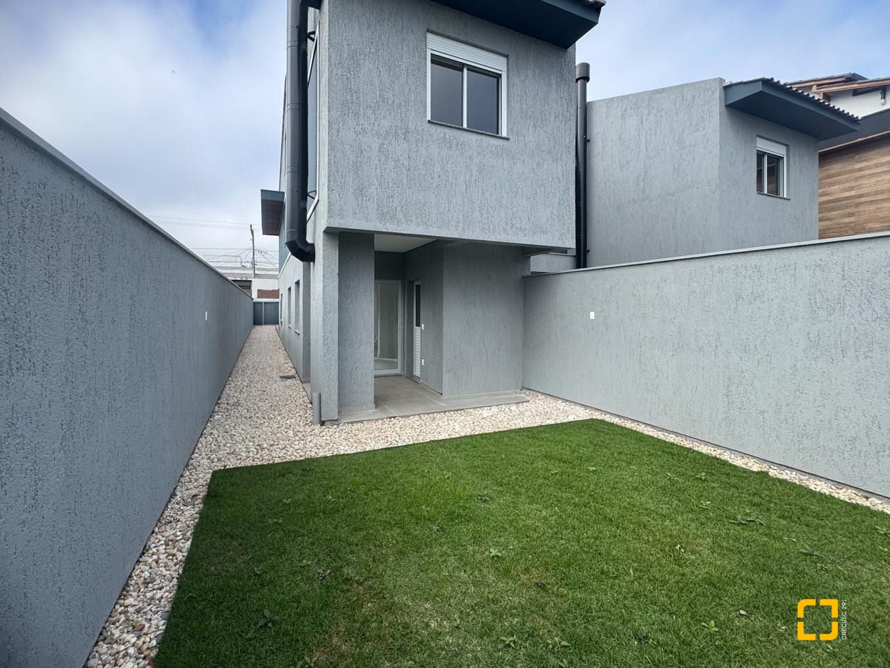 Casa com 170m², 4 quartos (sendo 1 suíte), 2 garagens, no bairro Campeche em Florianópolis