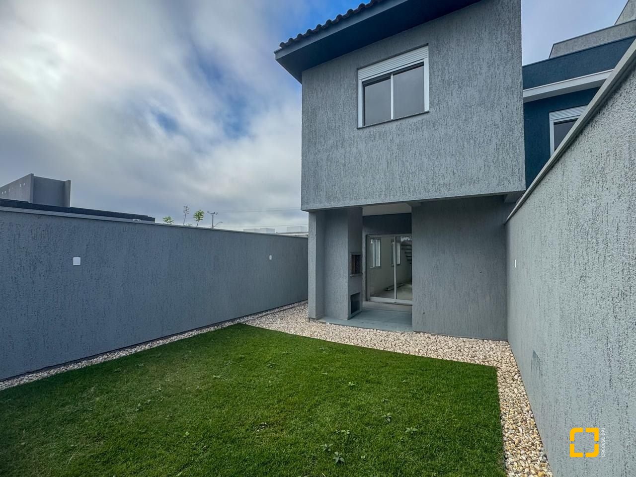 Casa com 170m², 4 quartos (sendo 1 suíte), 2 garagens, no bairro Campeche em Florianópolis