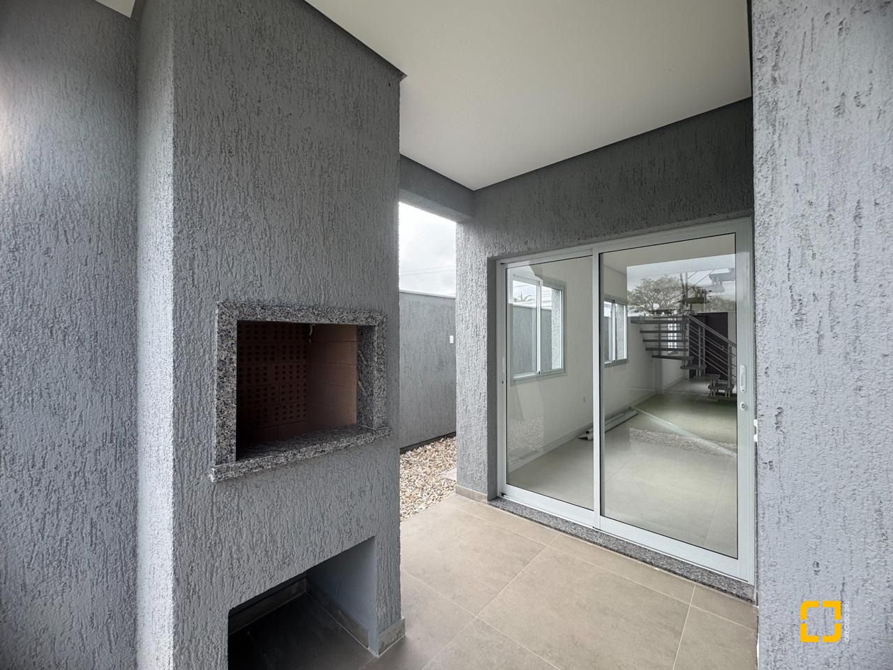 Casa com 170m², 4 quartos (sendo 1 suíte), 2 garagens, no bairro Campeche em Florianópolis
