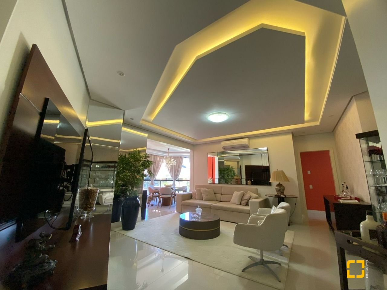 Apartamento com 128m², 6 quartos (sendo 3 suítes), 2 garagens, no bairro Jurerê Internacional em Florianópolis