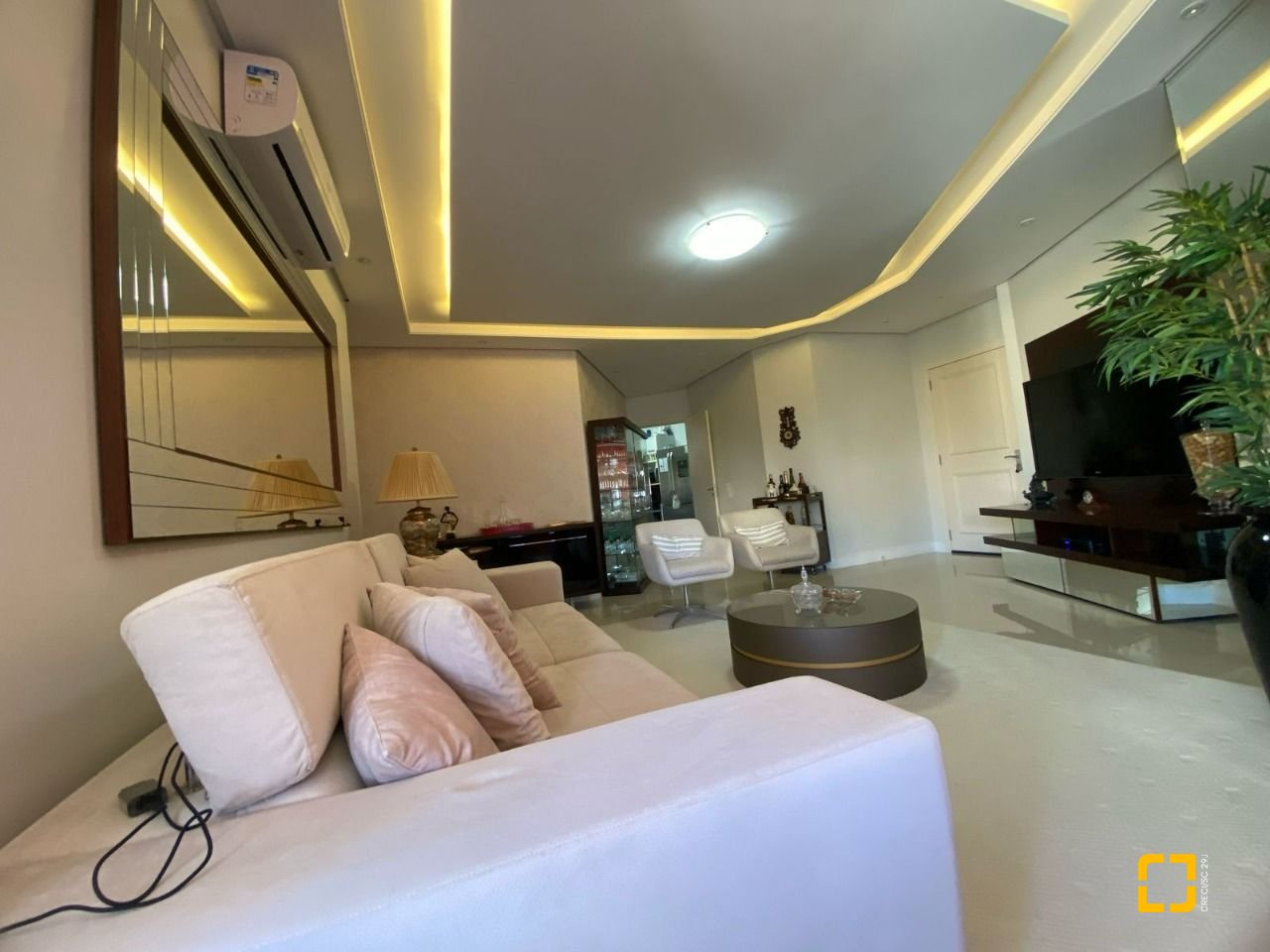 Apartamento com 128m², 6 quartos (sendo 3 suítes), 2 garagens, no bairro Jurerê Internacional em Florianópolis