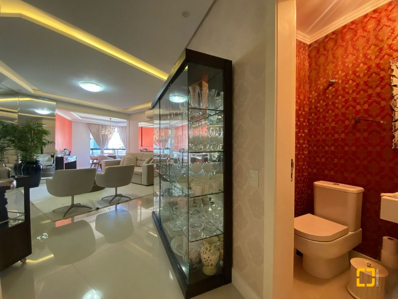 Apartamento com 128m², 6 quartos (sendo 3 suítes), 2 garagens, no bairro Jurerê Internacional em Florianópolis