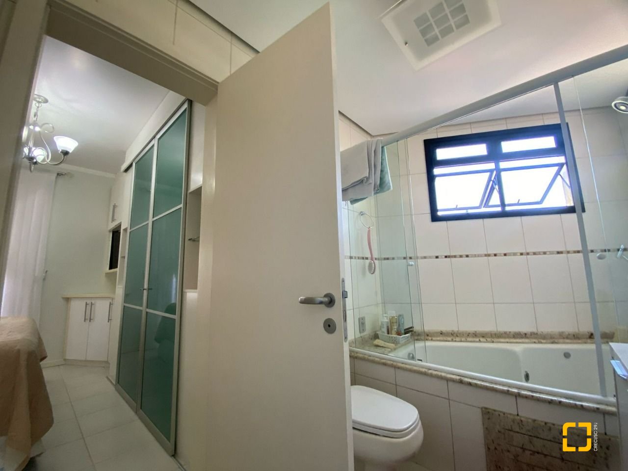 Apartamento com 128m², 6 quartos (sendo 3 suítes), 2 garagens, no bairro Jurerê Internacional em Florianópolis