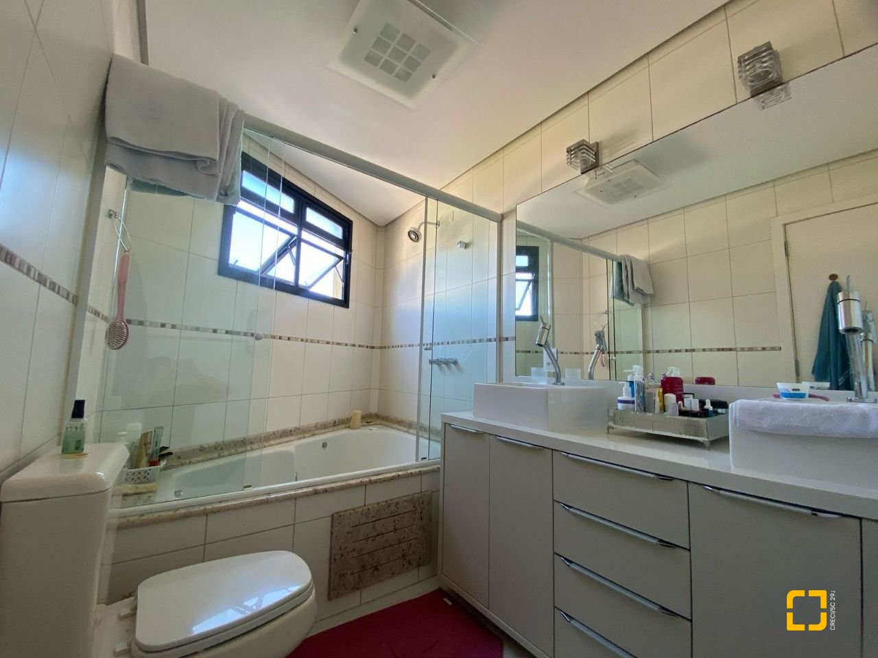 Apartamento com 128m², 6 quartos (sendo 3 suítes), 2 garagens, no bairro Jurerê Internacional em Florianópolis