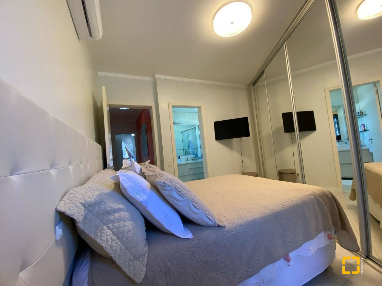 Apartamento com 128m², 6 quartos (sendo 3 suítes), 2 garagens, no bairro Jurerê Internacional em Florianópolis