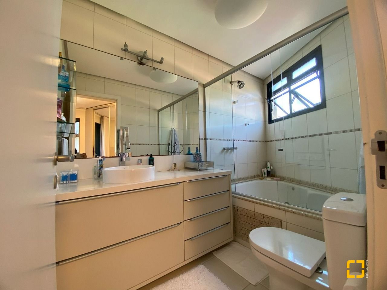 Apartamento com 128m², 6 quartos (sendo 3 suítes), 2 garagens, no bairro Jurerê Internacional em Florianópolis