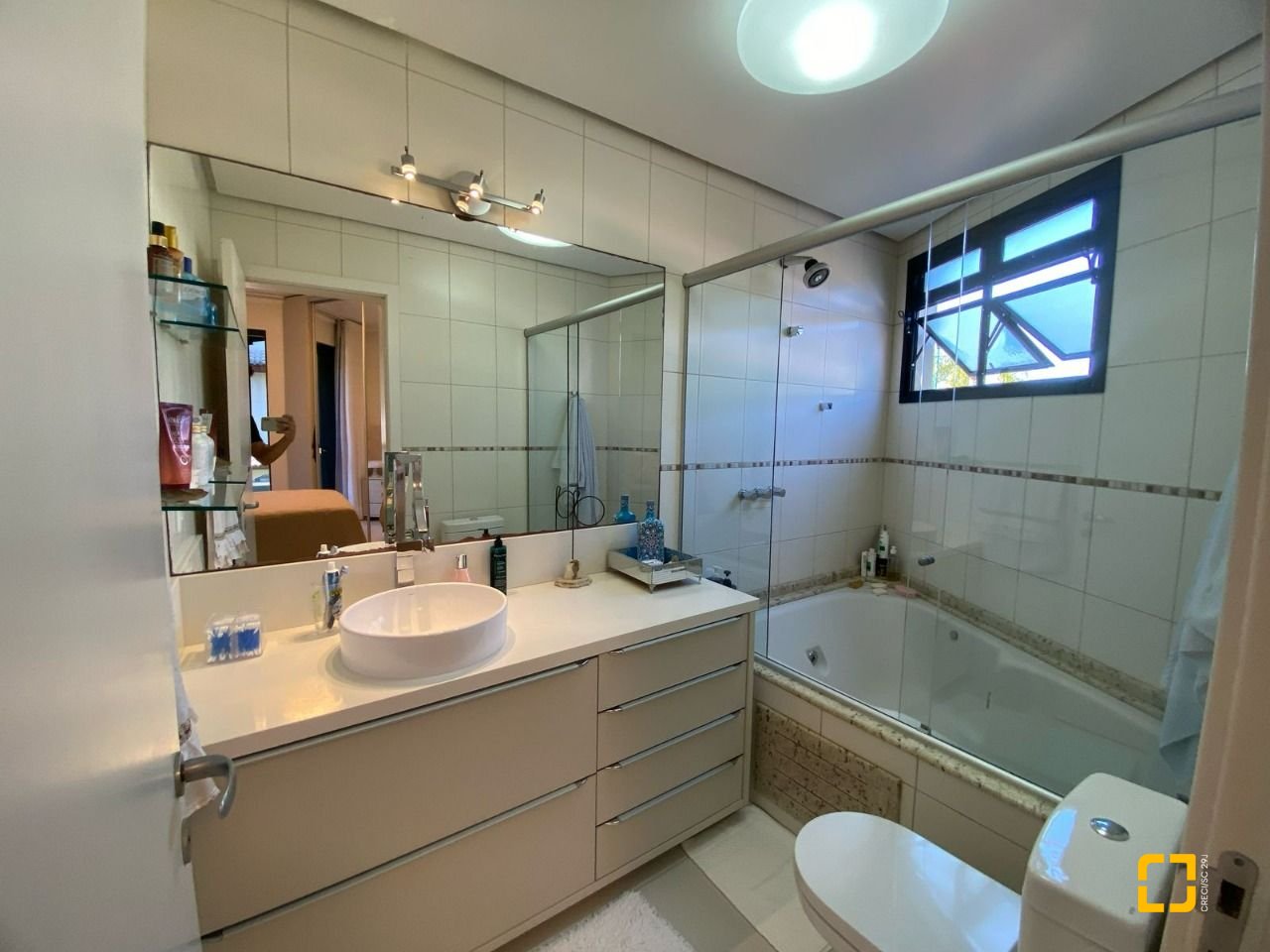 Apartamento com 128m², 6 quartos (sendo 3 suítes), 2 garagens, no bairro Jurerê Internacional em Florianópolis