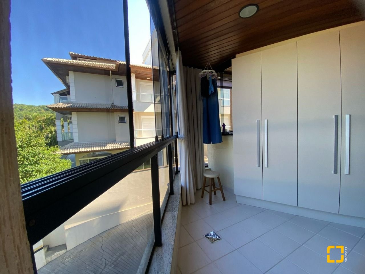 Apartamento com 128m², 6 quartos (sendo 3 suítes), 2 garagens, no bairro Jurerê Internacional em Florianópolis