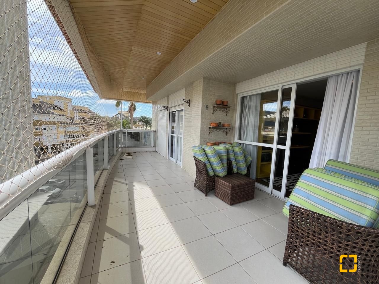 Cobertura com 209m², 8 quartos (sendo 4 suítes), 3 garagens, no bairro Cachoeira do Bom Jesus em Florianópolis