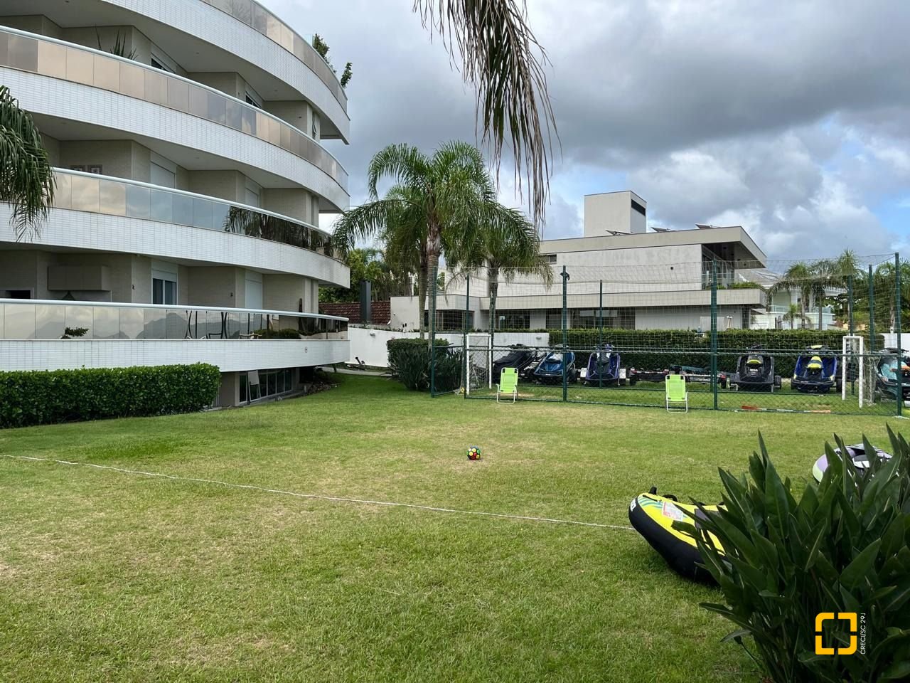 Cobertura com 209m², 8 quartos (sendo 4 suítes), 3 garagens, no bairro Cachoeira do Bom Jesus em Florianópolis