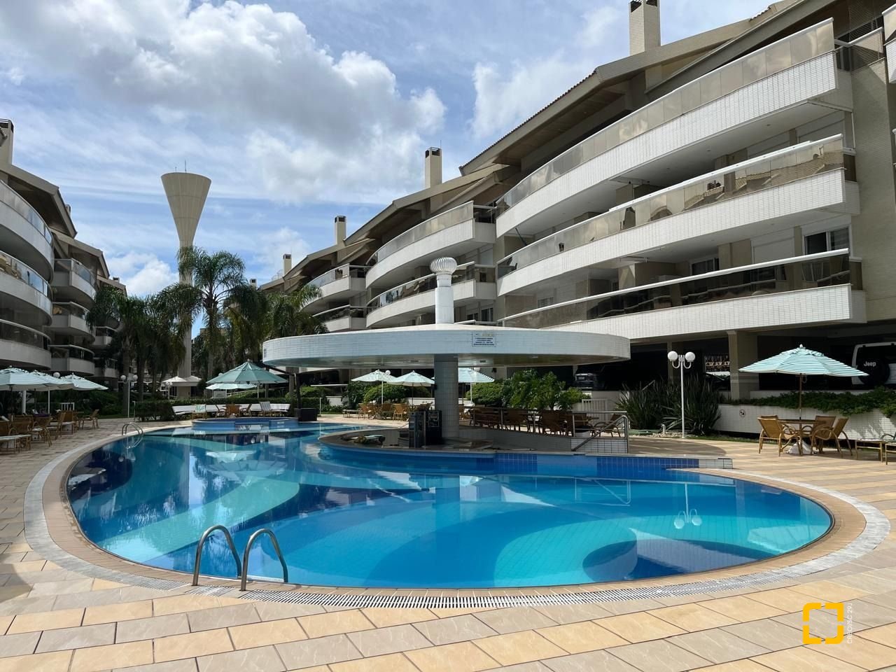 Cobertura com 209m², 8 quartos (sendo 4 suítes), 3 garagens, no bairro Cachoeira do Bom Jesus em Florianópolis