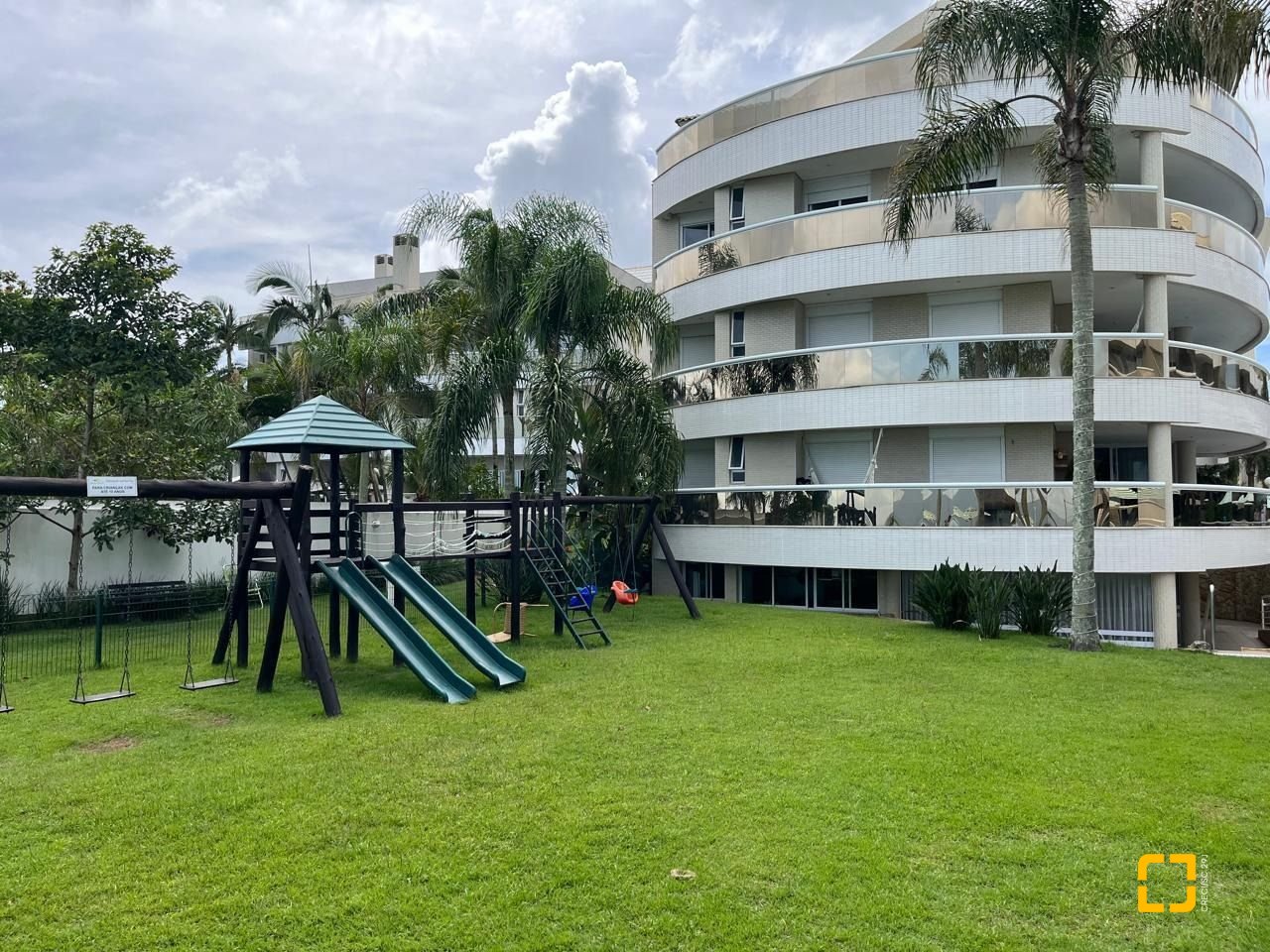 Cobertura com 209m², 8 quartos (sendo 4 suítes), 3 garagens, no bairro Cachoeira do Bom Jesus em Florianópolis