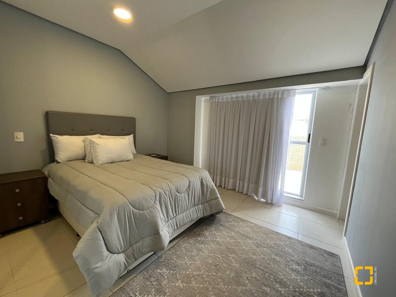 Cobertura com 209m², 4 quartos (sendo 4 suítes), 3 garagens, no bairro Cachoeira do Bom Jesus em Florianópolis
