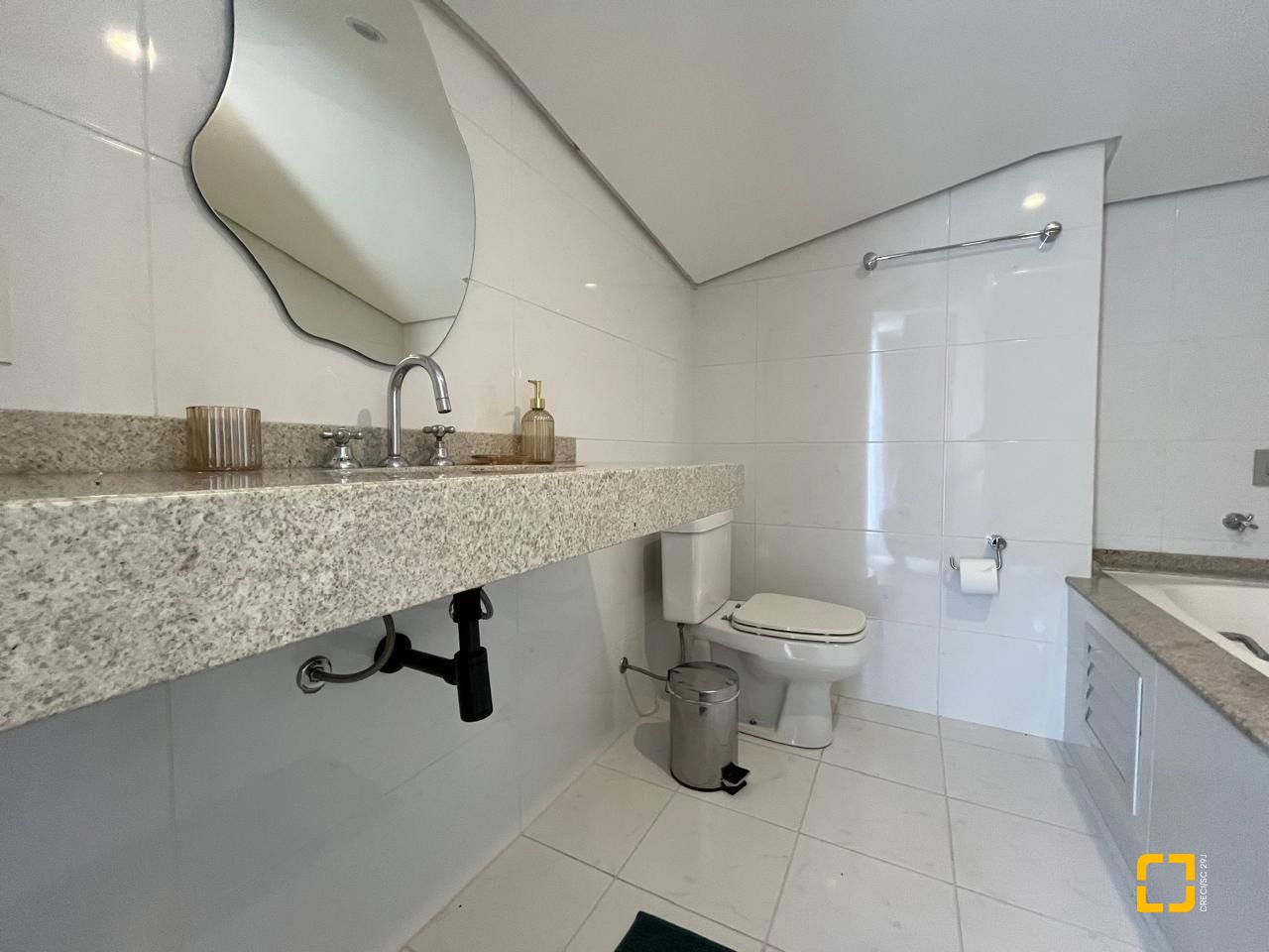 Cobertura com 209m², 4 quartos (sendo 4 suítes), 3 garagens, no bairro Cachoeira do Bom Jesus em Florianópolis