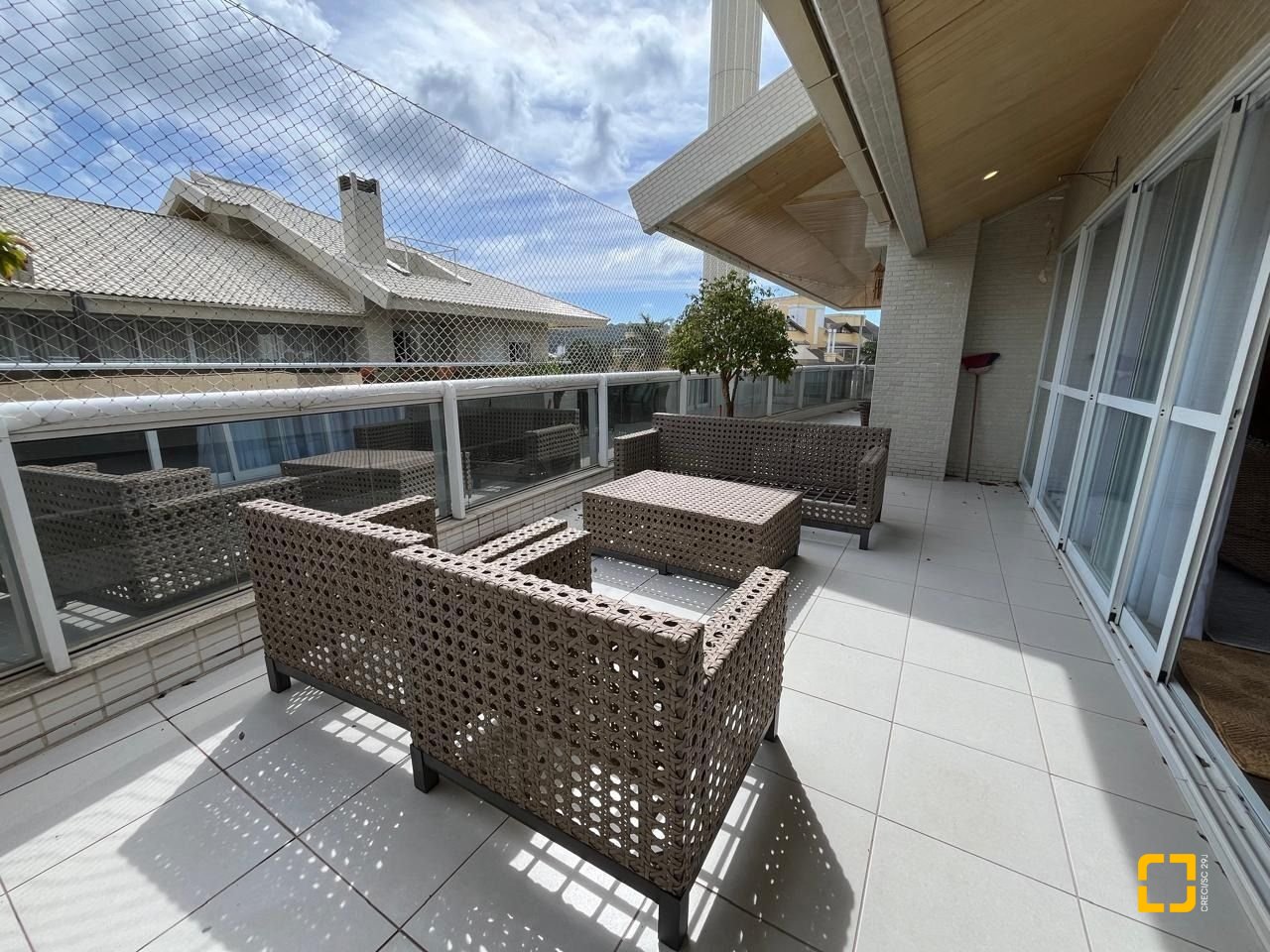 Cobertura com 209m², 4 quartos (sendo 4 suítes), 3 garagens, no bairro Cachoeira do Bom Jesus em Florianópolis