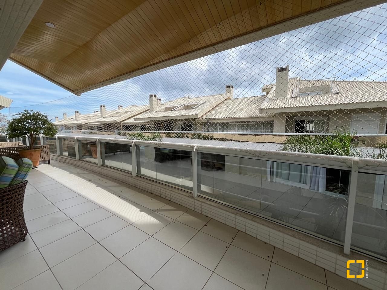 Cobertura com 209m², 4 quartos (sendo 4 suítes), 3 garagens, no bairro Cachoeira do Bom Jesus em Florianópolis