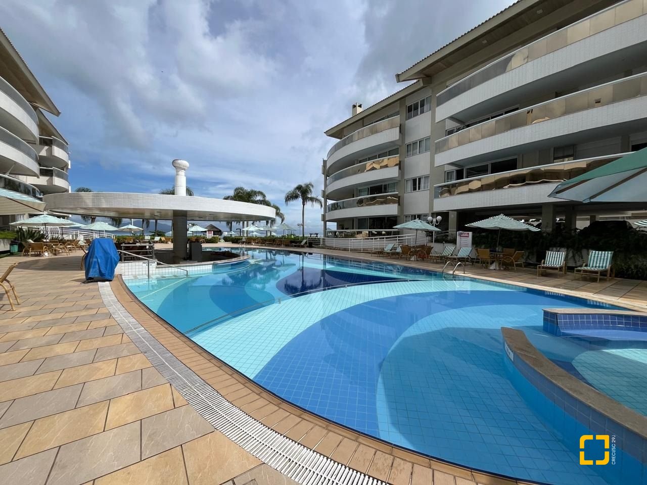 Cobertura com 209m², 4 quartos (sendo 4 suítes), 3 garagens, no bairro Cachoeira do Bom Jesus em Florianópolis