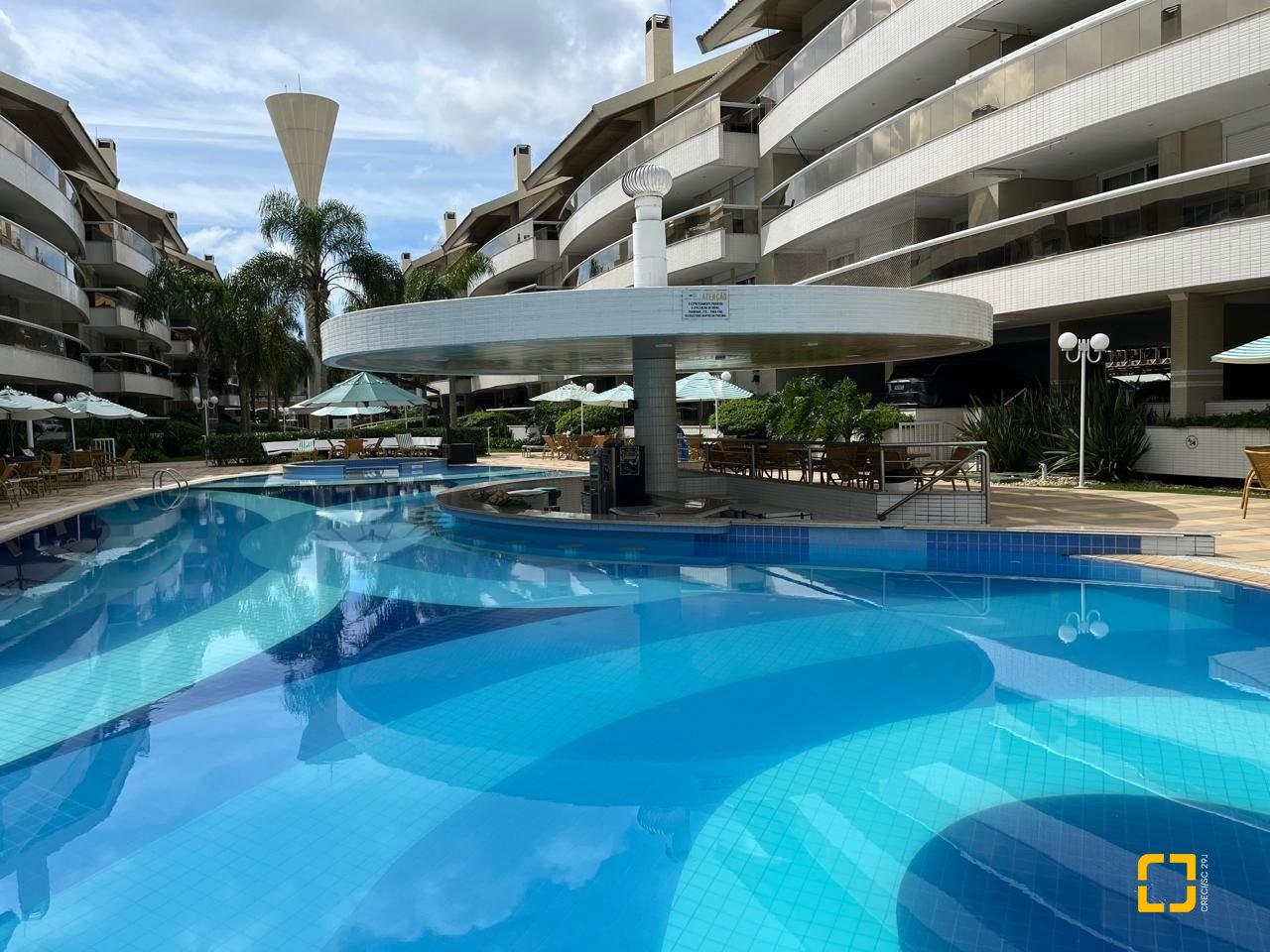 Cobertura com 209m², 8 quartos (sendo 4 suítes), 3 garagens, no bairro Cachoeira do Bom Jesus em Florianópolis