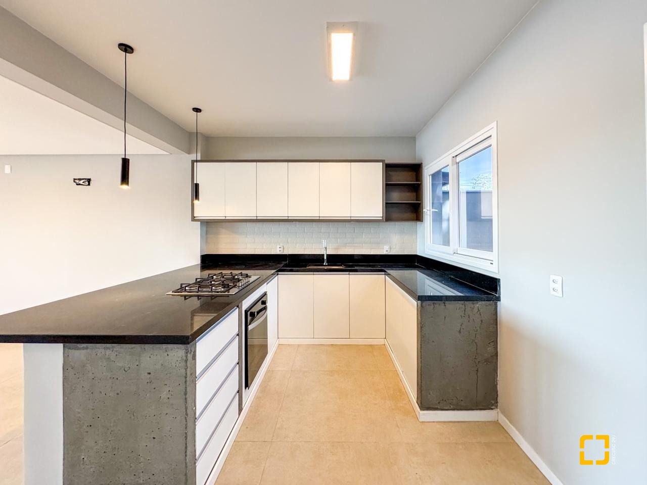 Casa com 157m², 4 quartos (sendo 1 suíte), 2 garagens, no bairro Rio Tavares Central em Florianópolis