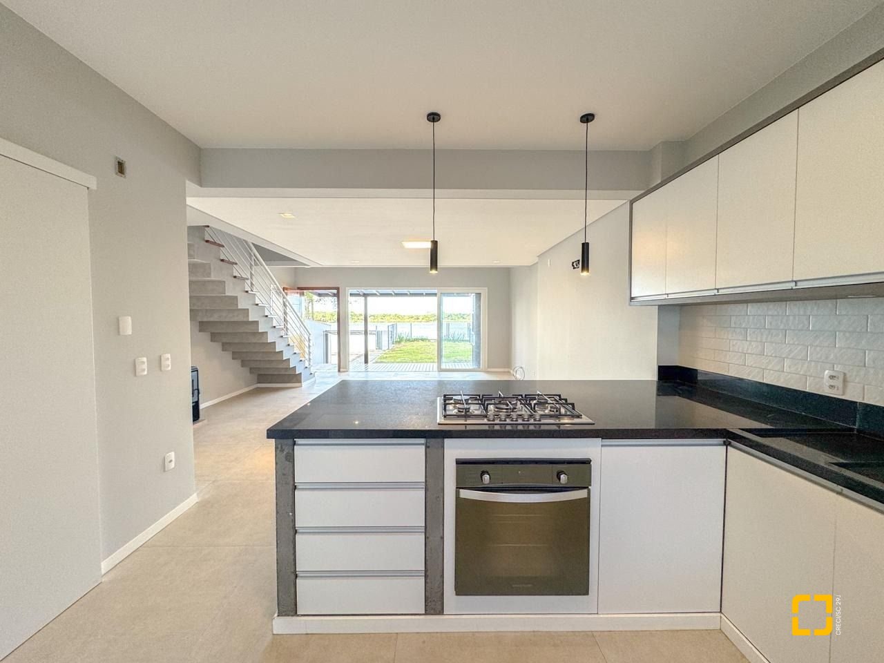 Casa com 157m², 4 quartos (sendo 1 suíte), 2 garagens, no bairro Rio Tavares Central em Florianópolis