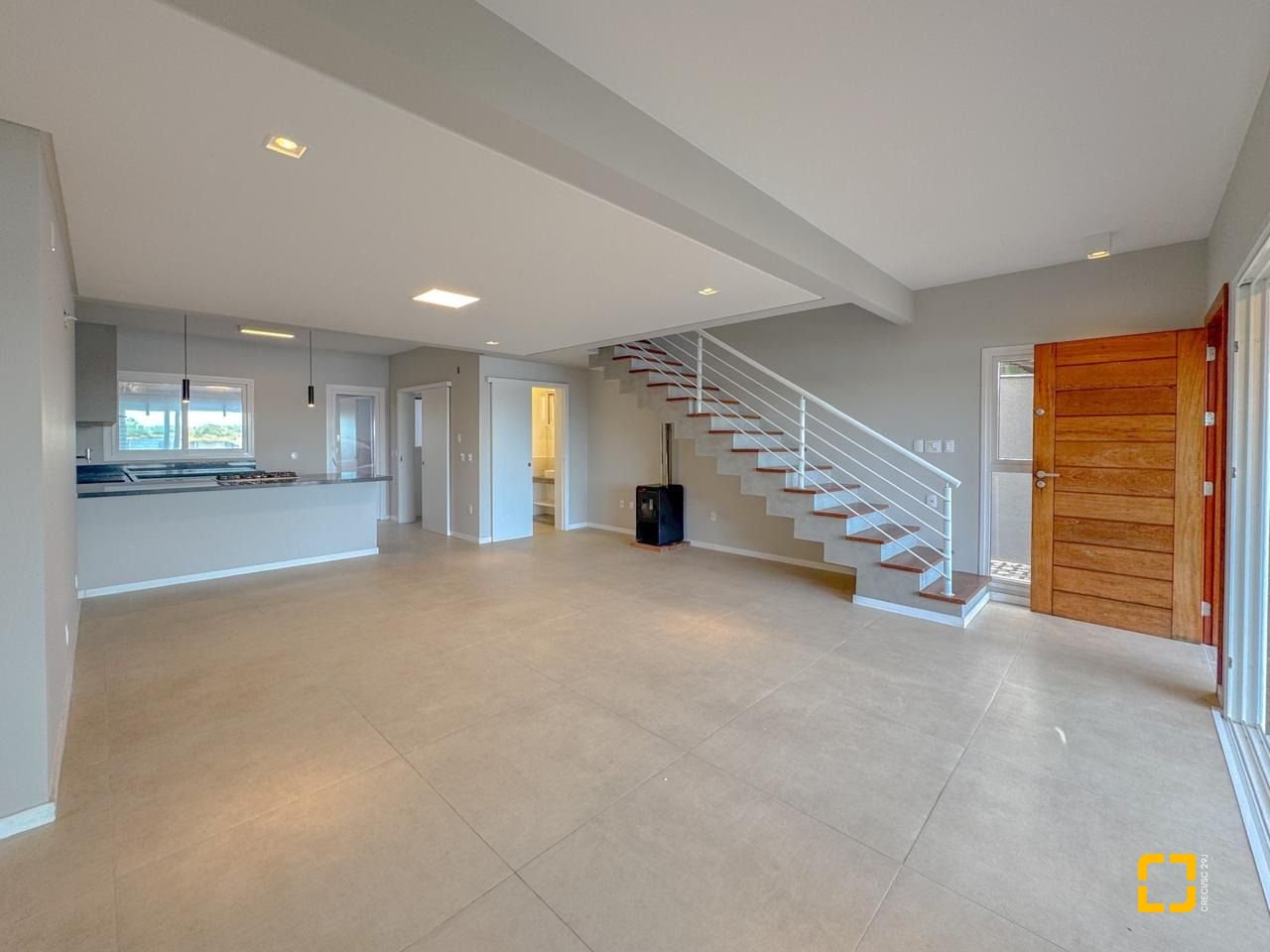 Casa com 157m², 4 quartos (sendo 1 suíte), 2 garagens, no bairro Rio Tavares Central em Florianópolis