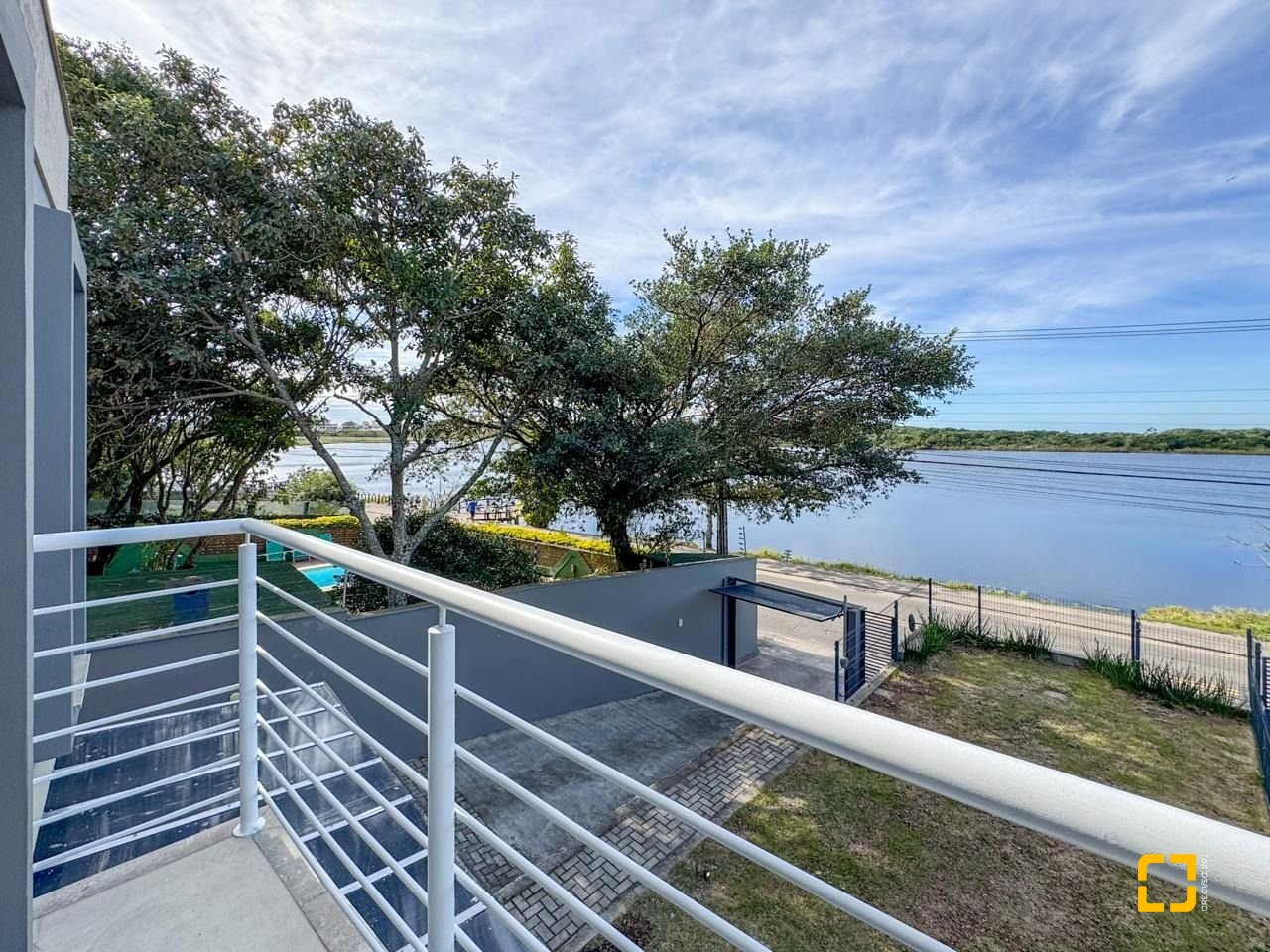Casa com 157m², 4 quartos (sendo 1 suíte), 2 garagens, no bairro Rio Tavares Central em Florianópolis