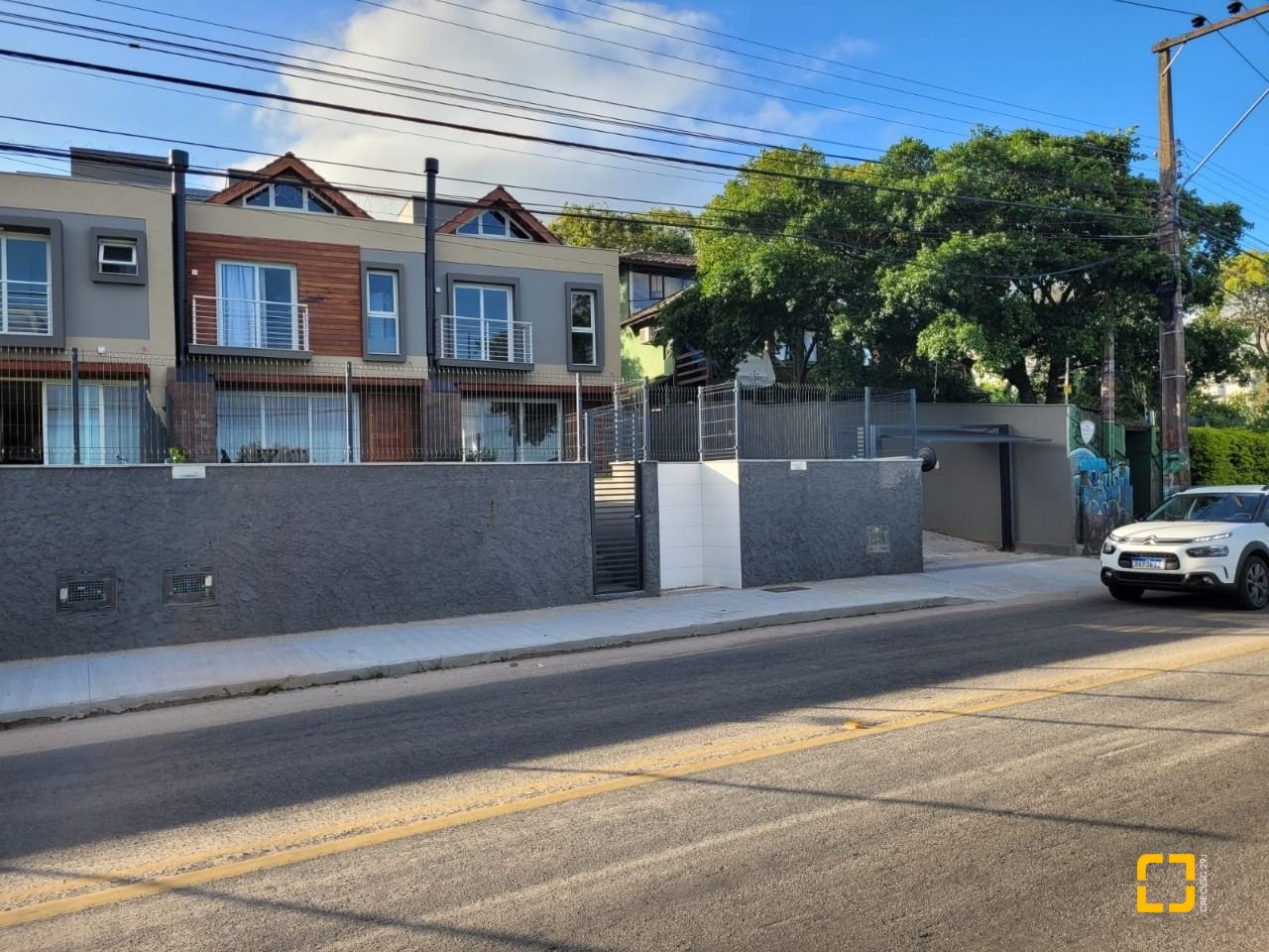 Casa com 157m², 4 quartos (sendo 1 suíte), 2 garagens, no bairro Rio Tavares Central em Florianópolis