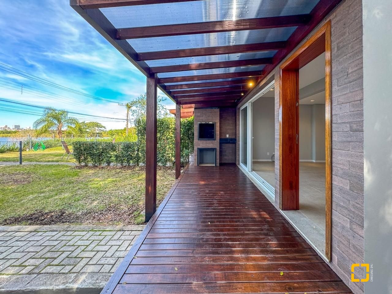 Casa com 157m², 4 quartos (sendo 1 suíte), 2 garagens, no bairro Rio Tavares Central em Florianópolis