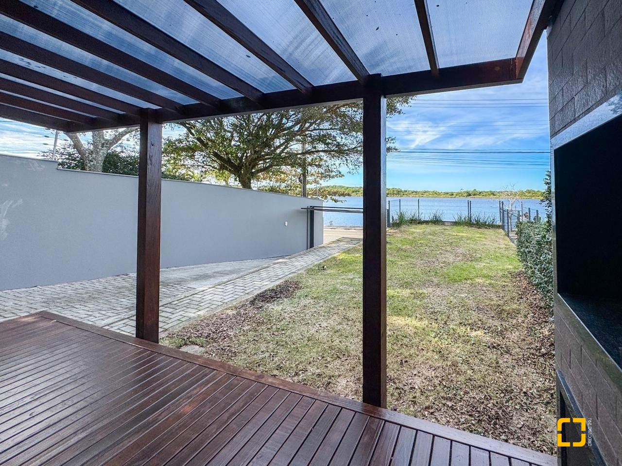 Casa com 157m², 4 quartos (sendo 1 suíte), 2 garagens, no bairro Rio Tavares Central em Florianópolis