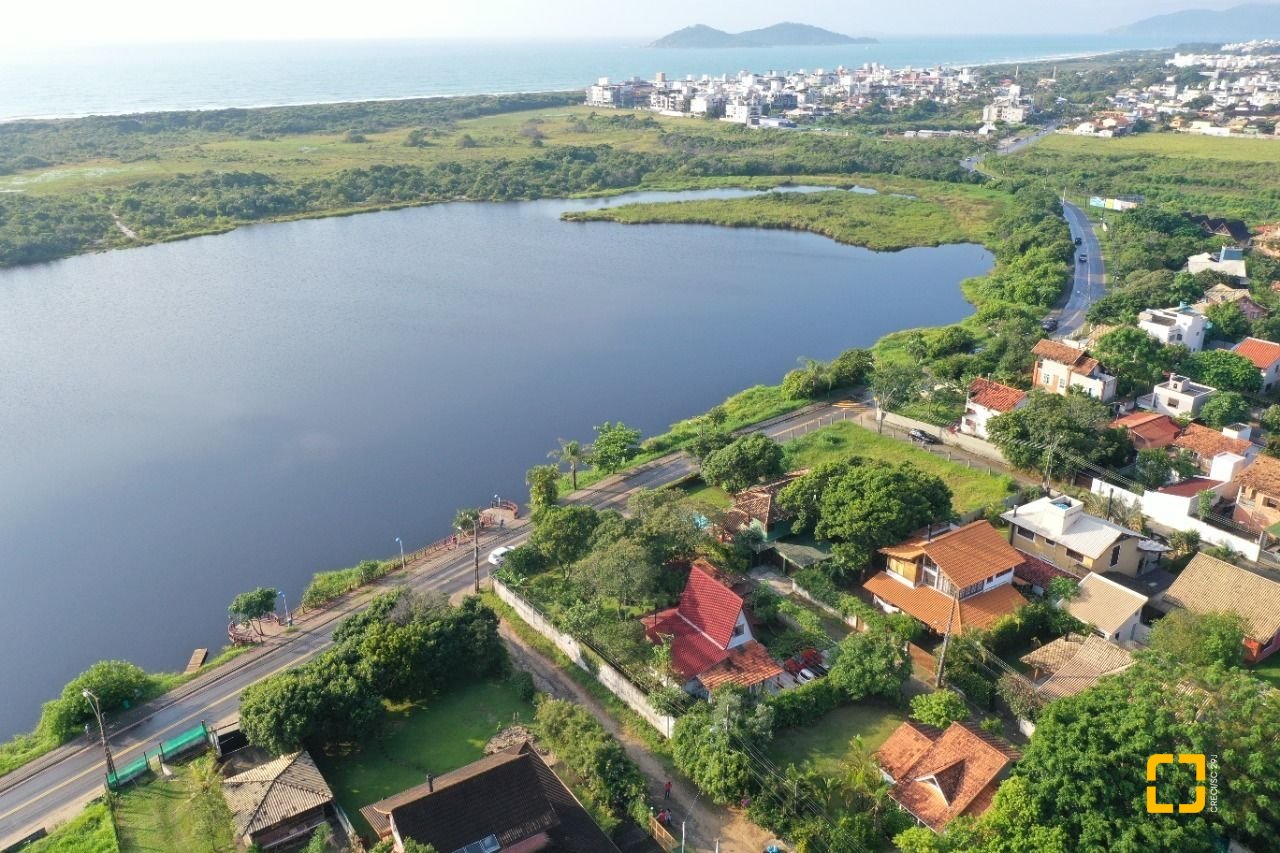 Casa com 157m², 4 quartos (sendo 1 suíte), 2 garagens, no bairro Rio Tavares Central em Florianópolis