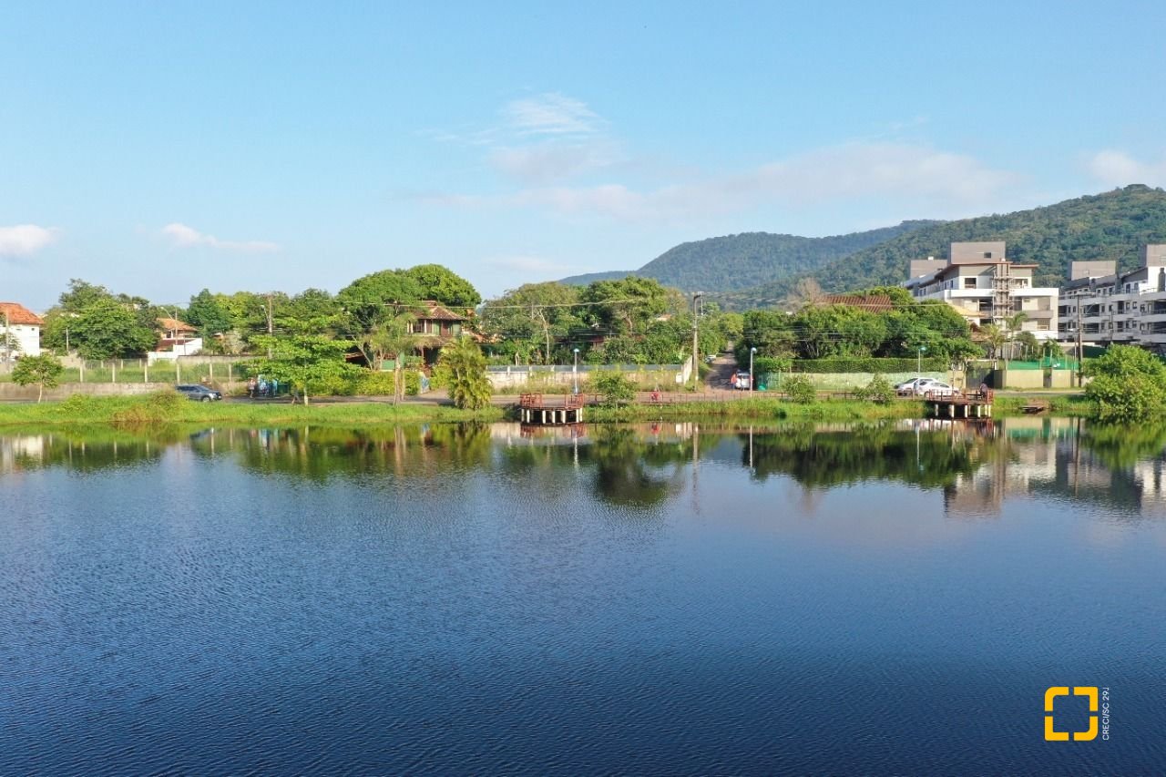Casa com 157m², 4 quartos (sendo 1 suíte), 2 garagens, no bairro Rio Tavares Central em Florianópolis