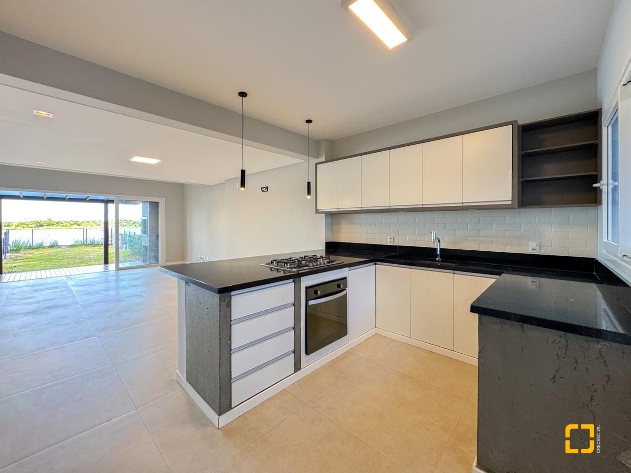Casa com 157m², 3 quartos (sendo 1 suíte), 2 garagens, no bairro Rio Tavares Central em Florianópolis