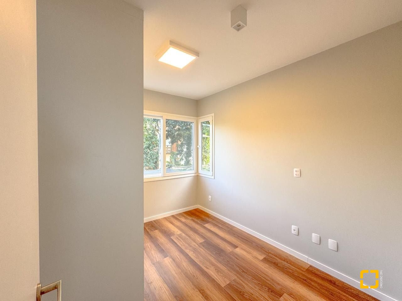 Casa com 157m², 3 quartos (sendo 1 suíte), 2 garagens, no bairro Rio Tavares Central em Florianópolis
