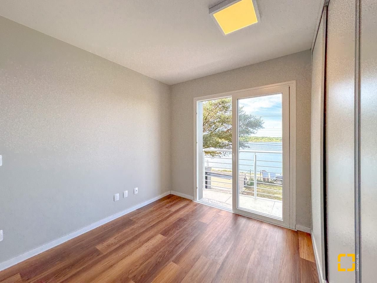 Casa com 157m², 3 quartos (sendo 1 suíte), 2 garagens, no bairro Rio Tavares Central em Florianópolis